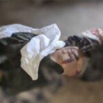 Mariupol, svastica su donna torturata, la foto agghiacciante