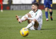 Domenico Berardi si accascia a terra per la rottura del tendine d'Achille