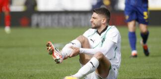 Domenico Berardi si accascia a terra per la rottura del tendine d'Achille