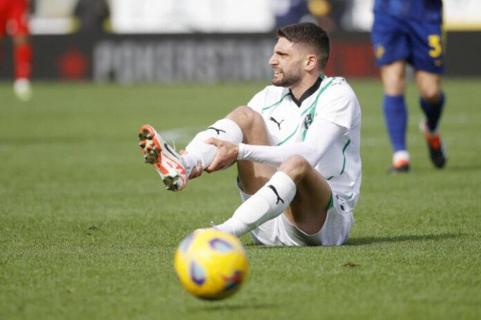 Domenico Berardi si accascia a terra per la rottura del tendine d'Achille