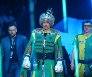 Usyk entra nell'arena di Riyad con il costume da cosacco per vincere il titolo dei pesi massimi