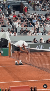 Rafael Nadal misura l'altezza della rete al Roland Garros
