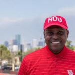 Carl Lewis, 60 anni, è allenatore all’Università di Houston