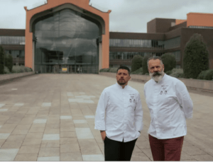 Gli chef del villaggio olimpico Parigi 2024 Stephane Chicheri e Charles Guilloy